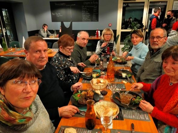 11 12 Convivialité au restaurant après réunion de programme