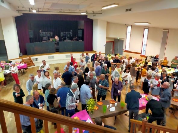 30.04 Ste-Pezenne - Convivialité pendant l apéritif