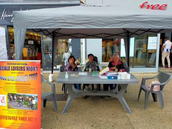 Stand prêt pour recevoir le public